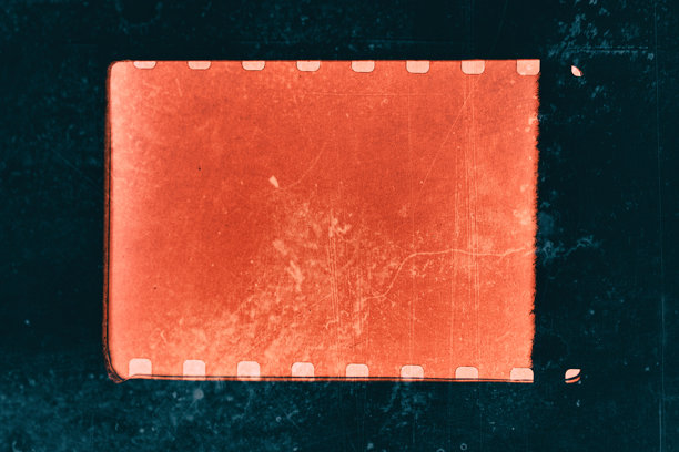 复古的35毫米胶卷框架条，红色宏观照片，空白，带划痕图片下载