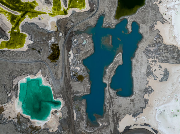 大柴旦翡翠湖的航拍照片，位于中国青海省海西州大柴旦，柴达木盆地，大柴旦盐湖。图片下载