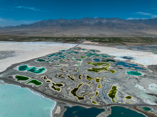 大柴旦翡翠湖的航拍照片，位于中国青海省海西州大柴旦，柴达木盆地，大柴旦盐湖。图片下载