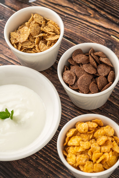 各种谷物与酸奶和牛奶放在乡村风格的木桌上图片下载