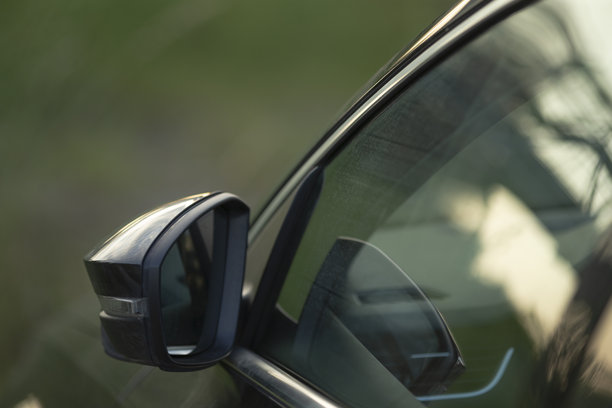 这张图片展示了汽车侧镜和窗户的特写视图。图片下载
