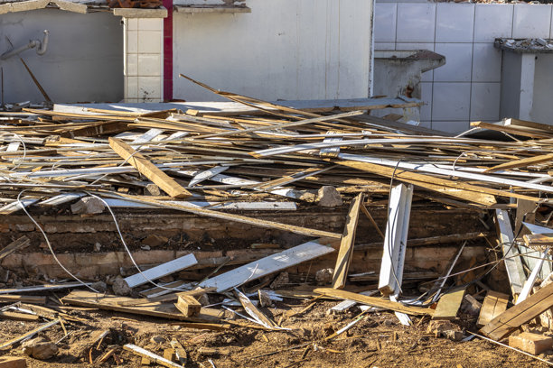 建筑废料，包括木材、电线和破碎的瓷砖。该照片展示了拆除废物、城市发展和城市环境影响。图片下载