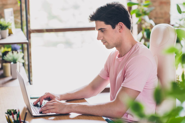 自信专注的商务男士在舒适的公寓室内穿着休闲服装准备远程项目的照片图片下载