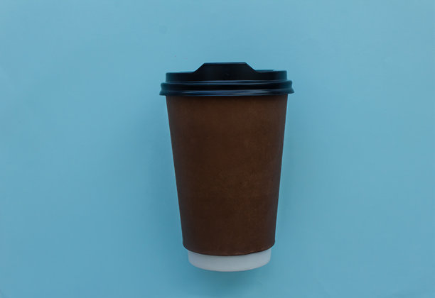 蓝色背景上的纸咖啡杯模板，纸杯模板，照片背景图片下载