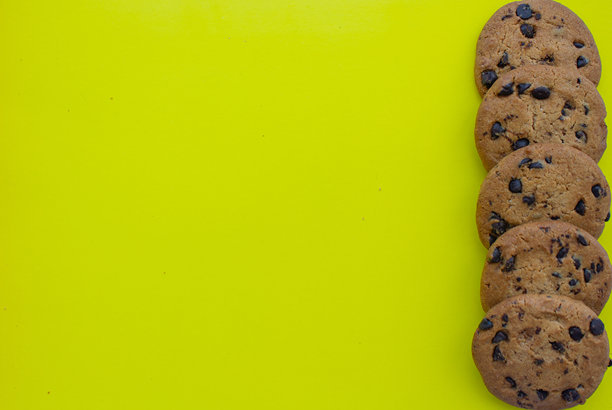 黄色背景上的巧克力饼干，照片背景，甜点，烘焙，饼干图片下载
