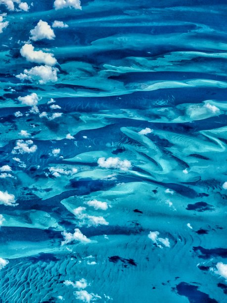 从飞机窗户俯瞰加勒比海 – 热带海洋，蓝色水域，旅行库存照片图片下载