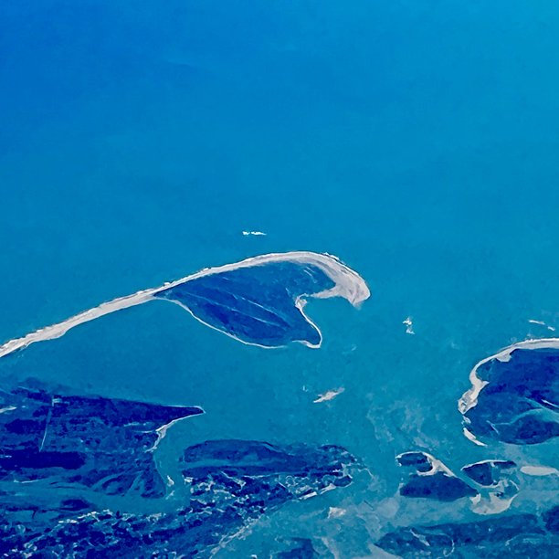 从飞机窗户俯瞰加勒比海 – 热带海洋，蓝色水域，旅行库存照片图片下载