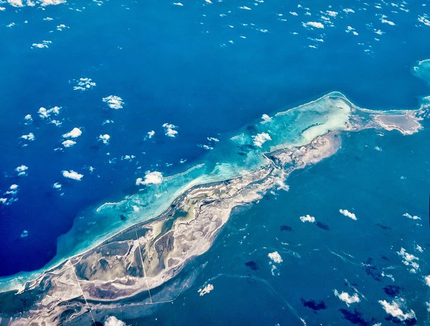 从飞机窗户俯瞰加勒比海 – 热带海洋，蓝色海水，旅行库存照片图片下载