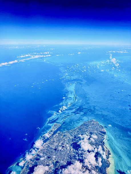 从飞机窗户俯瞰加勒比海 – 热带海洋，蓝色海水，旅行库存照片图片下载