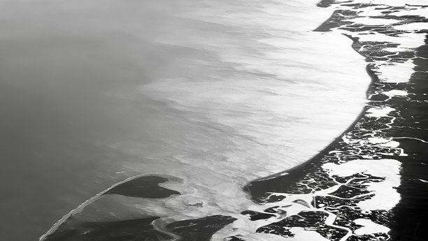 从飞机窗户俯瞰加勒比海 – 热带海洋，蓝色海水，旅行库存照片图片下载