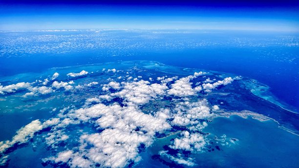 从飞机窗户俯瞰加勒比海 – 热带海洋，蓝色水域，旅行库存照片图片下载