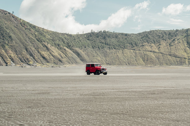 沙漠中美丽景色的越野4x4汽车，布罗莫沙海图片下载
