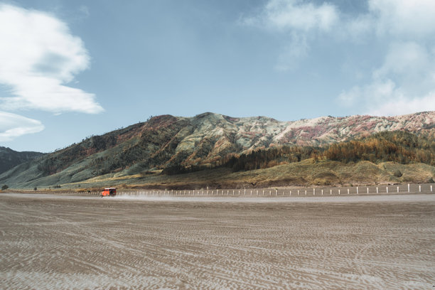 沙漠中美丽景色的越野4x4汽车，布罗莫沙海图片下载