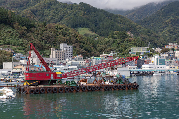 美丽的乌鲁岛沿海山坡上的岛屿和建筑。照片拍摄于阴天。图片下载