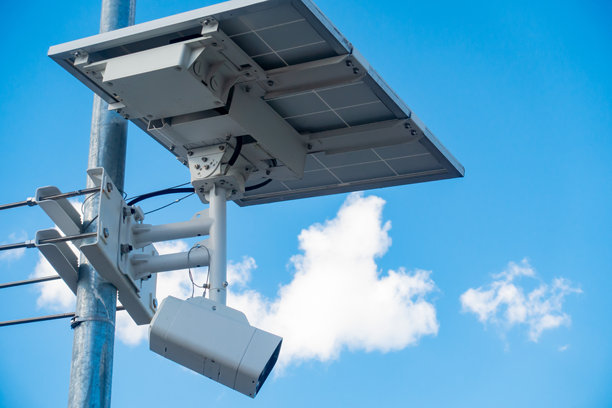 户外安装太阳能板的监控摄像头照片。图片下载