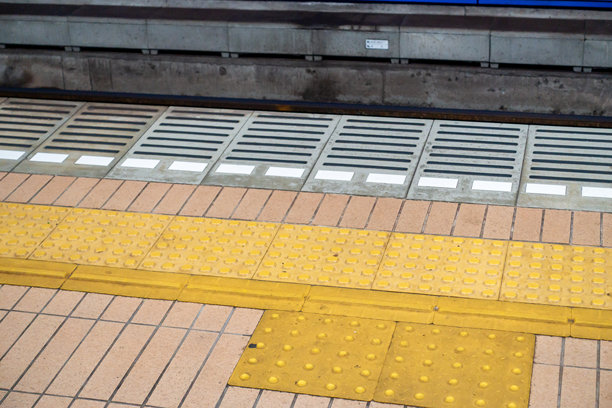 日本车站月台的照片图片下载