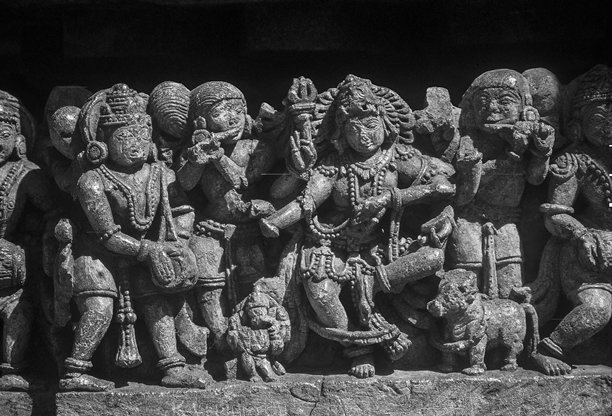 黑白照片展示了印度教神祇湿婆舞蹈的浮雕雕刻图片下载