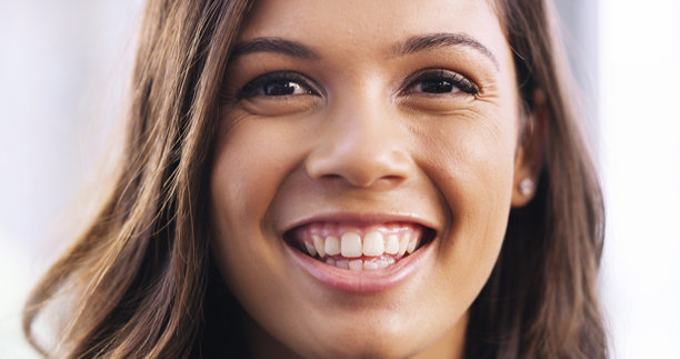 女性微笑的肖像，展示牙齿美白、牙套效果和口腔护理。快乐的女性和口腔，适合清洁服务、贴面治疗和牙龈健康的牙科诊所。图片下载