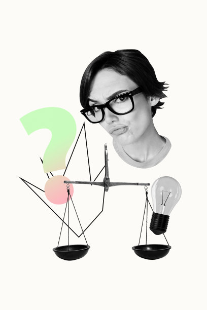 艺术图像，垂直照片拼贴，思考的女孩站在天平上，比较想法、灯泡、计划、问号、头脑风暴和决策。图片下载