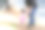 日本家庭在初春的城镇散步：一对三十多岁的父母和他们一岁的女儿。温馨的日常时刻，城市环境中的专业家庭照片。图片下载