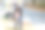 日本家庭在初春的城镇散步：一对三十多岁的父母和他们一岁的女儿。温馨的日常时刻，城市环境中的专业家庭照片。图片下载
