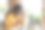 现代办公室内，一位非裔美国女性在使用笔记本电脑时触摸头部的照片肖像。图片下载