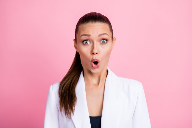 穿着白色西装、眼睛大大的可爱年轻女性的照片，背景为柔和的粉色。图片下载