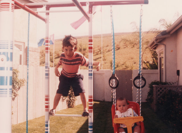 1980年代拍摄的照片：孩子们在游乐场玩耍图片下载