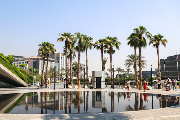 未来博物馆附近的广场与游客。编辑类图片图片下载