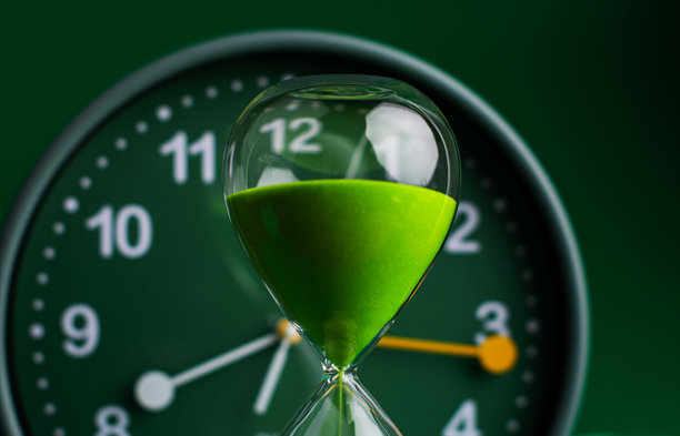 沙漏停止了工作和生活的时间。有限时间的过程和规则。工作室中的沙漏照片。图片下载