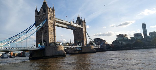 这张图片展现了干净、艺术的构图，可以代表多种概念，如正念、简约、连接或日常生活。非常适合用于讲故事、设计和营销。图片下载