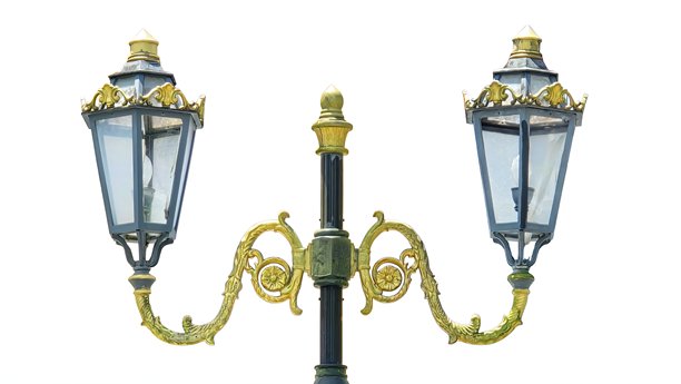 优雅的复古风格街灯，装饰有华丽的金色和黑色金属设计，背景为白色。经典的双灯笼唤起历史建筑和永恒户外美学的感觉。图片下载