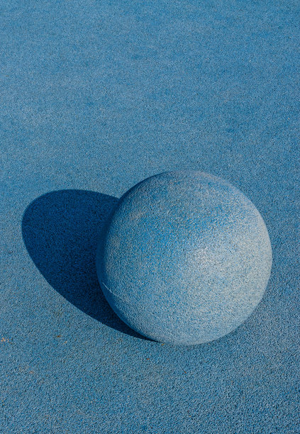 极简风格的蓝色纹理球体，投影在鲜艳的蓝色表面上的抽象照片图片下载