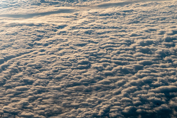 密集云层的航拍照片图片下载