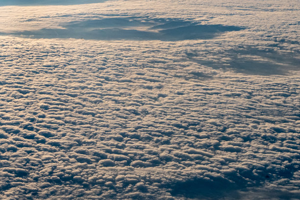 密集云层的航拍照片图片下载