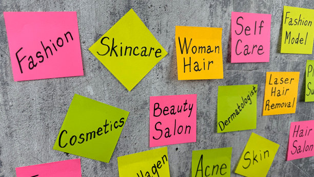 关于美容和时尚行业的关键词。概念照片，包含保持健康身体和照顾美丽的待办事项清单。图片下载