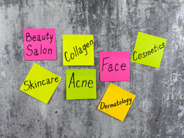 多彩的便签纸上写着关于皮肤科的词汇。关于呵护健康肌肤的概念照片。在美容院通过化妆品解决痤疮和皮肤问题。图片下载