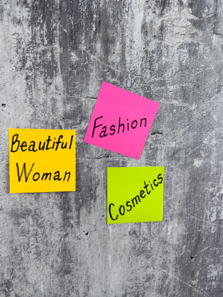 关于化妆品的便签贴纸。概念照片展示了化妆和化妆品对时尚人士迷人形象的重要性。图片下载