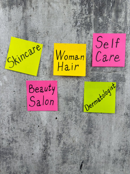 关于照顾自己身体的概念性垂直照片。现代世界的美容与时尚产业。皮肤和身体护理的重要组成部分。图片下载