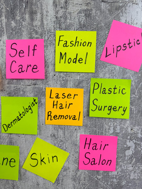 垂直照片，上面有彩色便签纸写着关于时尚模特日常护理身体的美丽词汇。护肤与外貌。反映美容行业面临的诸多挑战。图片下载