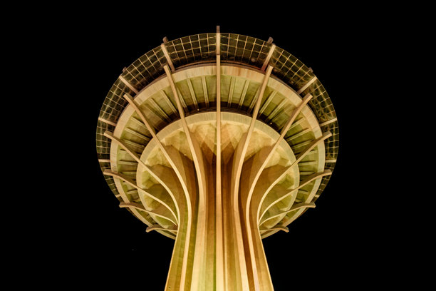 沙特阿拉伯阿尔哈吉水塔的夜景照片图片下载