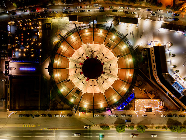 从空中俯瞰阿尔哈吉水塔的夜间无人机照片图片下载