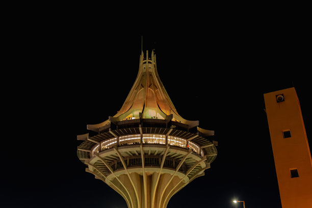 沙特阿拉伯阿尔哈吉水塔的夜景照片图片下载