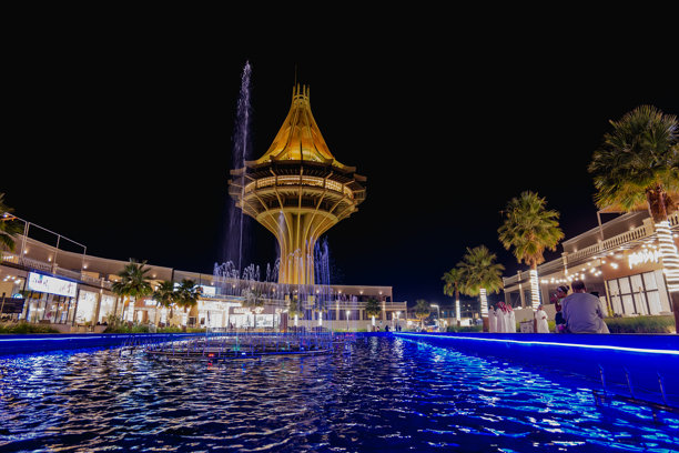 沙特阿拉伯阿尔哈吉水塔的夜景照片及公共咖啡区图片下载