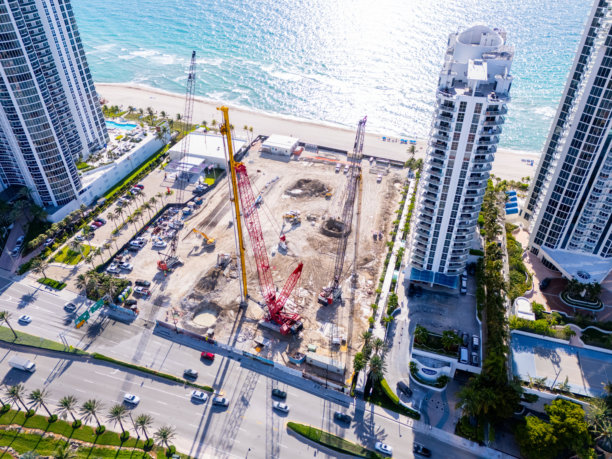 圣瑞吉斯公寓阳光岛海滩佛罗里达州施工现场检查的航拍照片图片下载