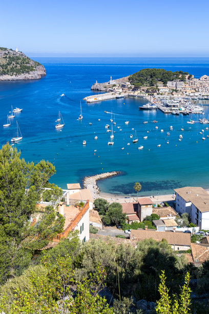 西班牙马洛卡岛索列尔港的海滨度假，俯瞰码头和船只的竖版照片图片下载