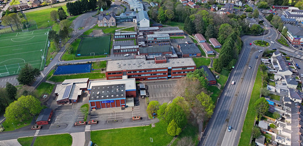 北爱尔兰安特里姆郡巴利梅纳的圣路易斯文法学校航拍照片图片下载