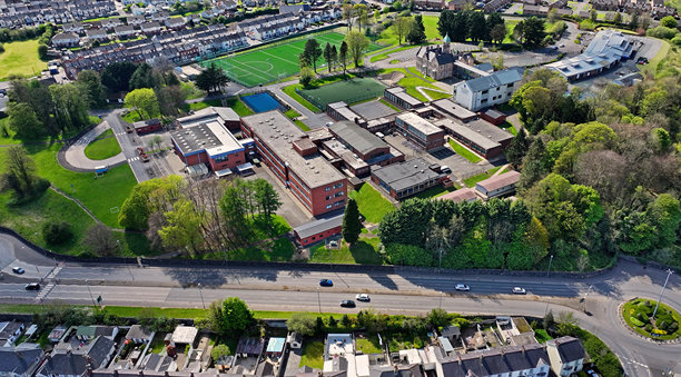 北爱尔兰安特里姆郡巴利梅纳的圣路易斯文法学校航拍照片图片下载