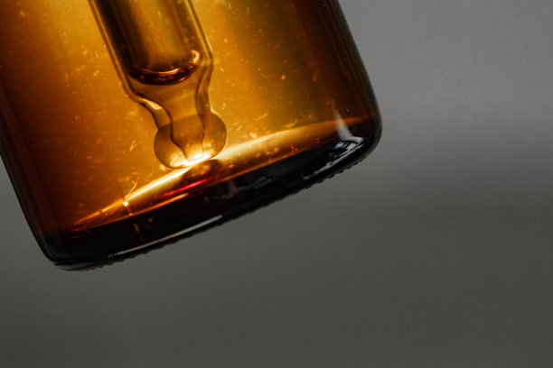 油性质地的玻璃化妆品容器特写照片图片下载