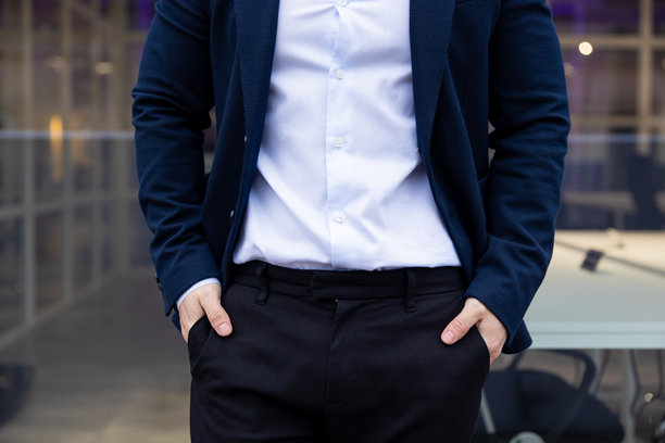 穿着西装的男人手插在口袋里的特写照片图片下载